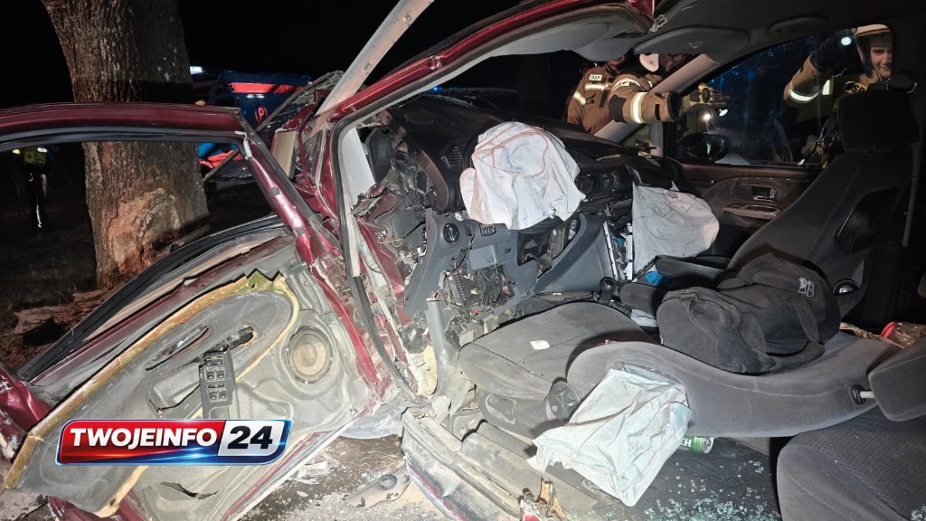 Auto w drzewo. Dwie osoby poszkodowane