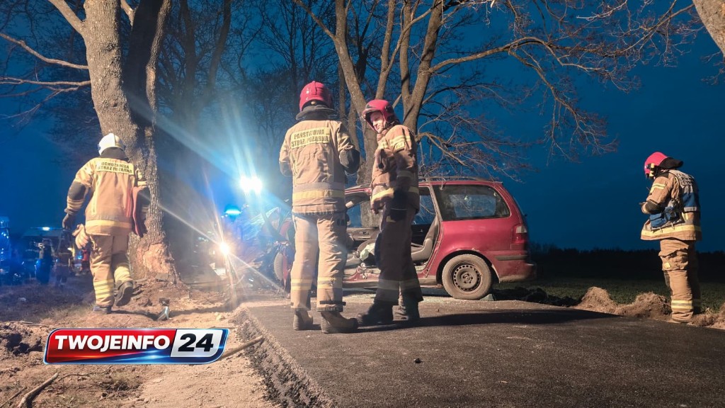 Auto w drzewo. Dwie osoby poszkodowane