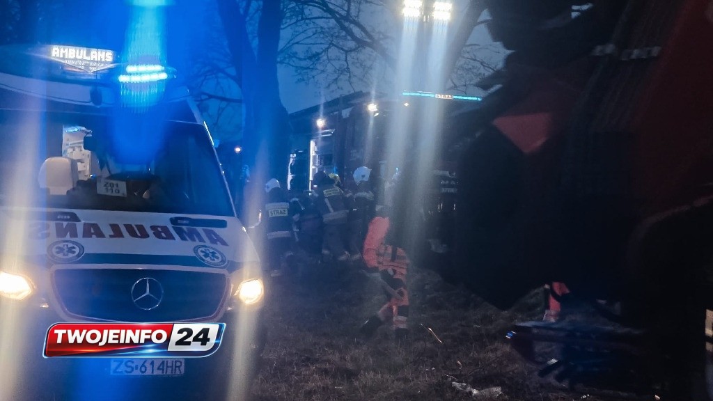 Auto w drzewo. Dwie osoby poszkodowane