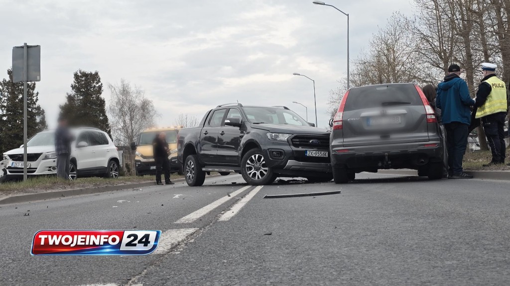 Kolizja na Słowiańskiej w Koszalinie. Zderzyły się cztery pojazdy