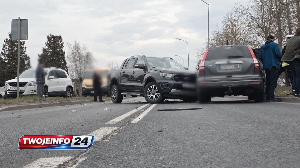 Kolizja na Słowiańskiej w Koszalinie. Zderzyły się cztery pojazdy
