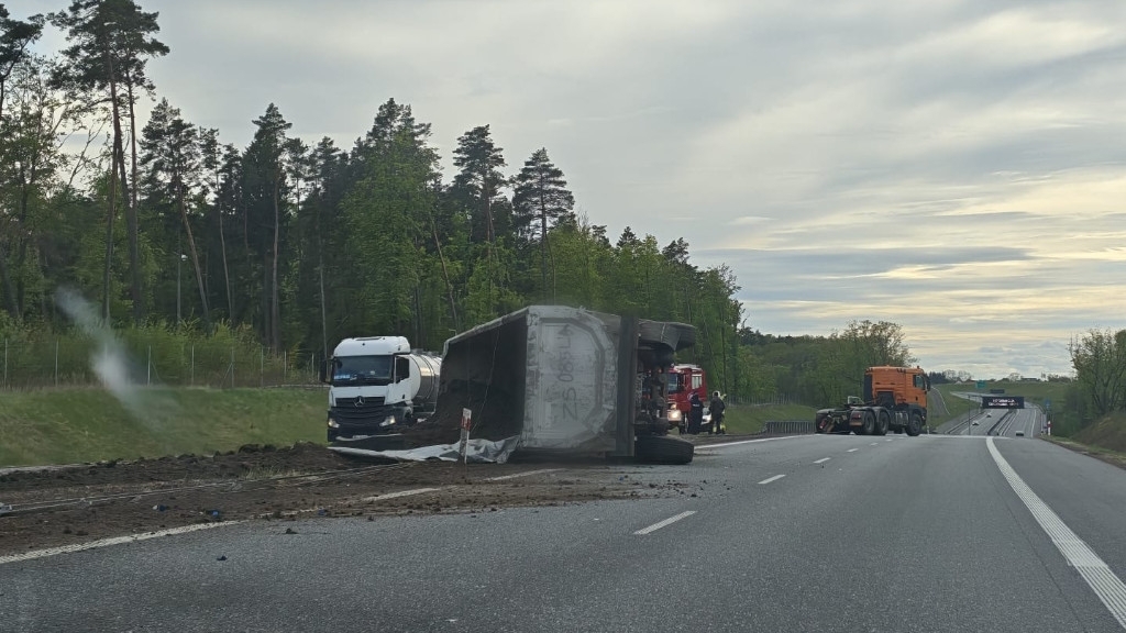 Wywrotka przewróciła się na S6. Ziemia wysypała się na drogę