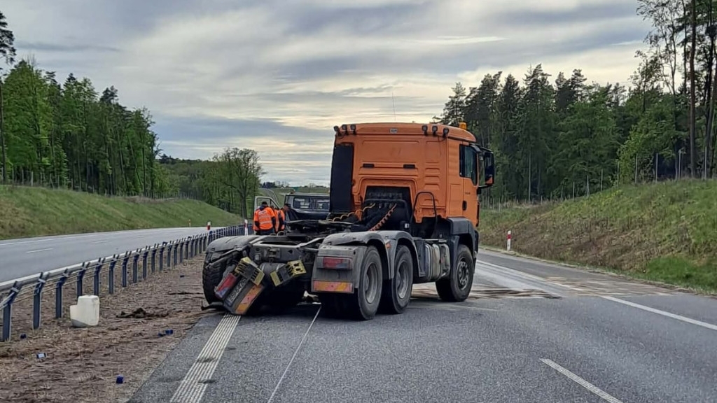 Wywrotka przewróciła się na S6. Ziemia wysypała się na drogę