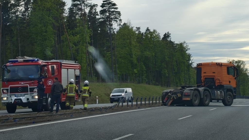 Wywrotka przewróciła się na S6. Ziemia wysypała się na drogę