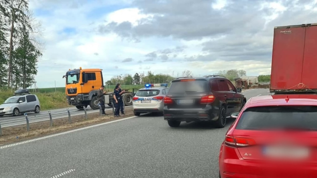 Wywrotka przewróciła się na S6. Ziemia wysypała się na drogę