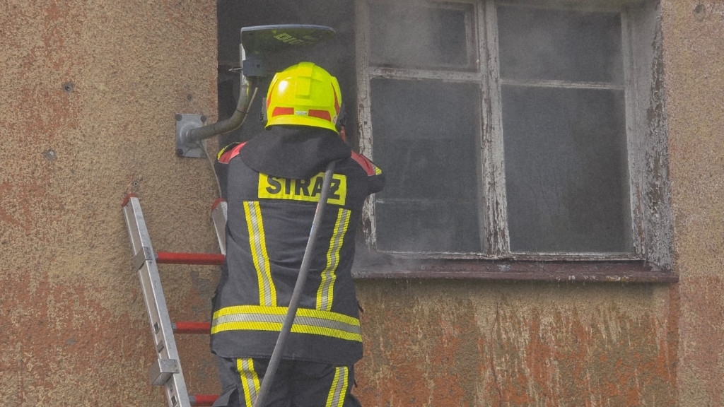 Pożar mieszkania. Dwie osoby poszkodowane