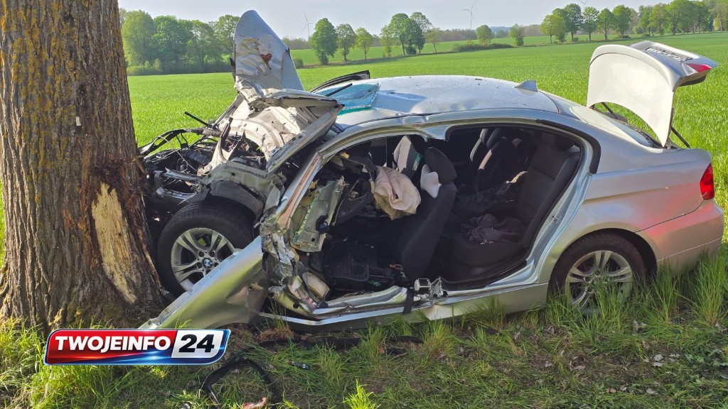 BMW roztrzaskało się na drzewie. Trwa akcja ratunkowa na drodze wojewódzkiej nr 112