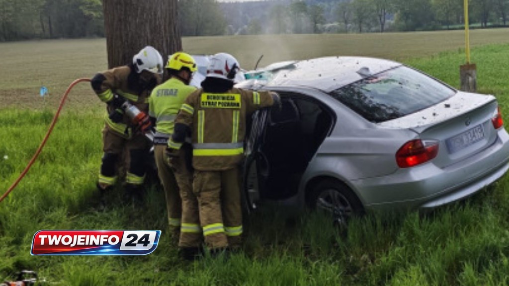 BMW roztrzaskało się na drzewie. Trwa akcja ratunkowa na drodze wojewódzkiej nr 112