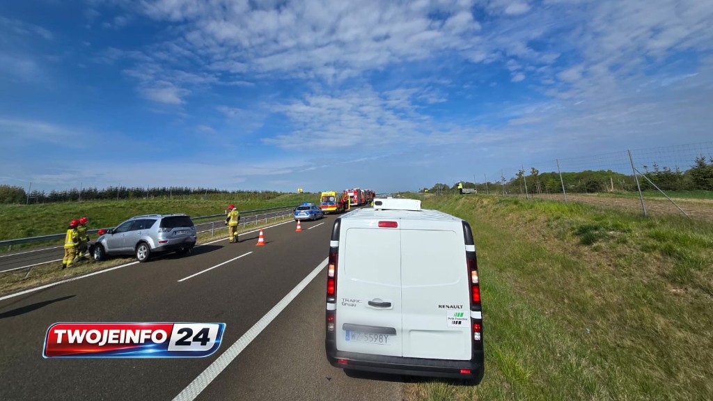Zderzenie dwóch pojazdów na S6. Auto z przyczepką uderzyło w bariery energochłonne