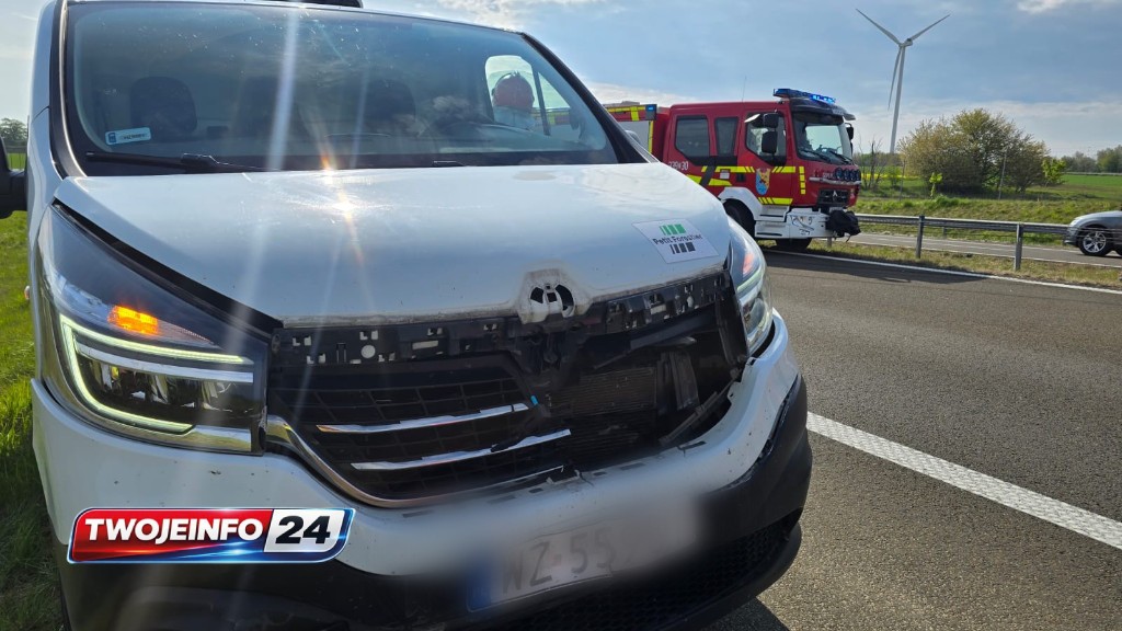 Zderzenie dwóch pojazdów na S6. Auto z przyczepką uderzyło w bariery energochłonne
