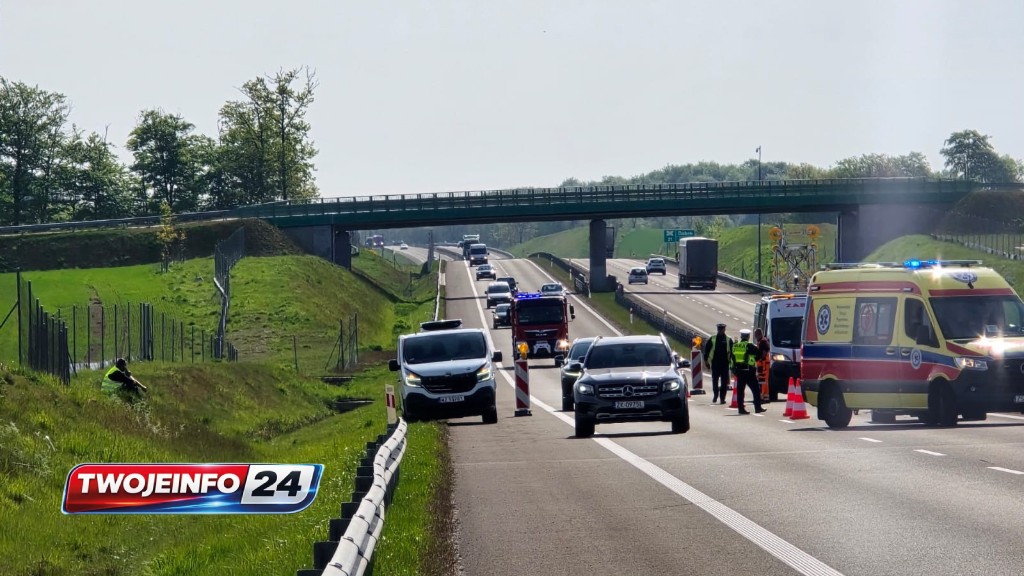 Zderzenie dwóch pojazdów na S6. Auto z przyczepką uderzyło w bariery energochłonne