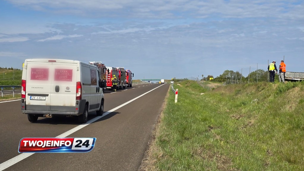 Zderzenie dwóch pojazdów na S6. Auto z przyczepką uderzyło w bariery energochłonne
