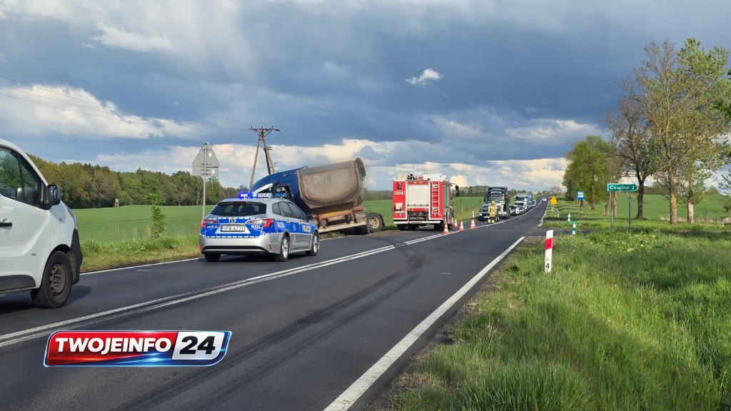 Ciężarówka częściowo zablokowała drogę koło Bonina. Ruch odbywa się wahadłowo