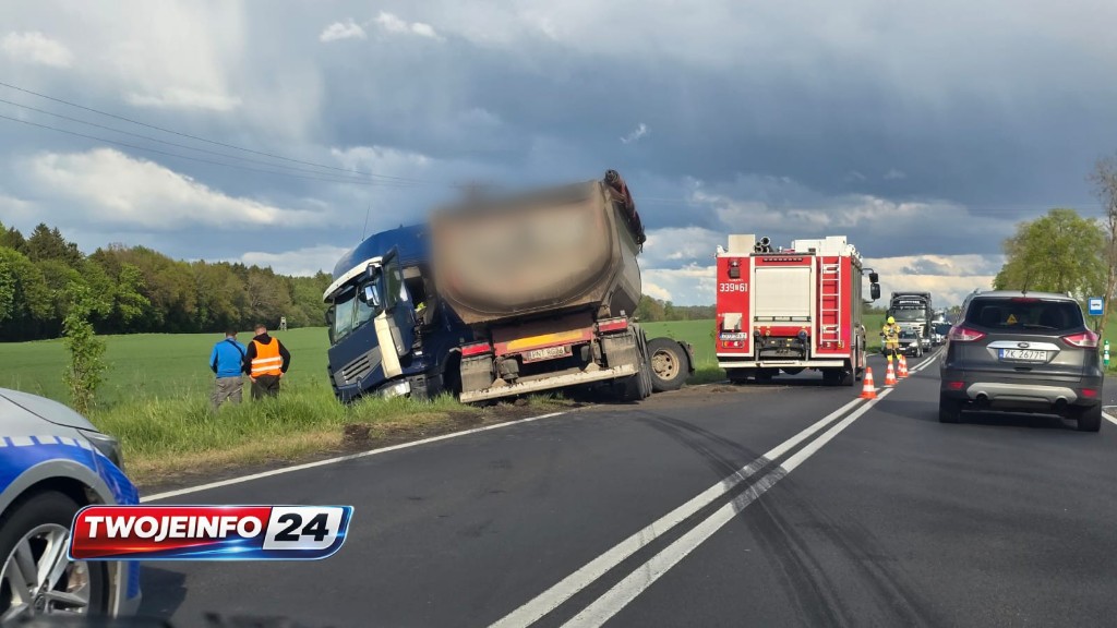 Ciężarówka częściowo zablokowała drogę koło Bonina. Ruch odbywa się wahadłowo