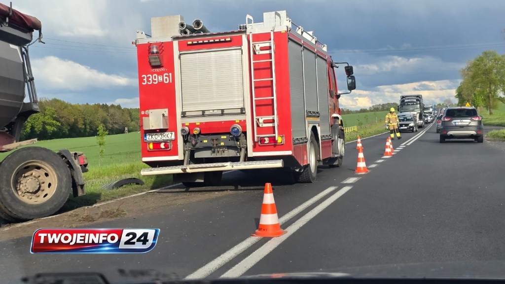 Ciężarówka częściowo zablokowała drogę koło Bonina. Ruch odbywa się wahadłowo