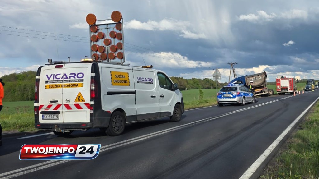 Ciężarówka częściowo zablokowała drogę koło Bonina. Ruch odbywa się wahadłowo