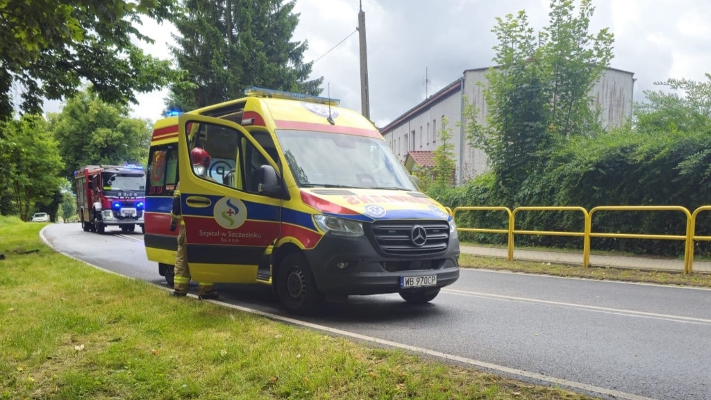 Dwie osoby trafiły do szpitala po zderzeniu na DW171 w Grzmiącej
