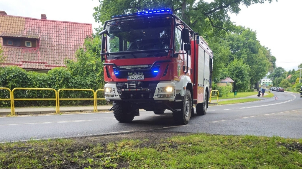 Dwie osoby trafiły do szpitala po zderzeniu na DW171 w Grzmiącej