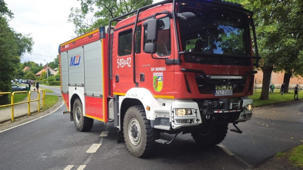 Dwie osoby trafiły do szpitala po zderzeniu na DW171 w Grzmiącej