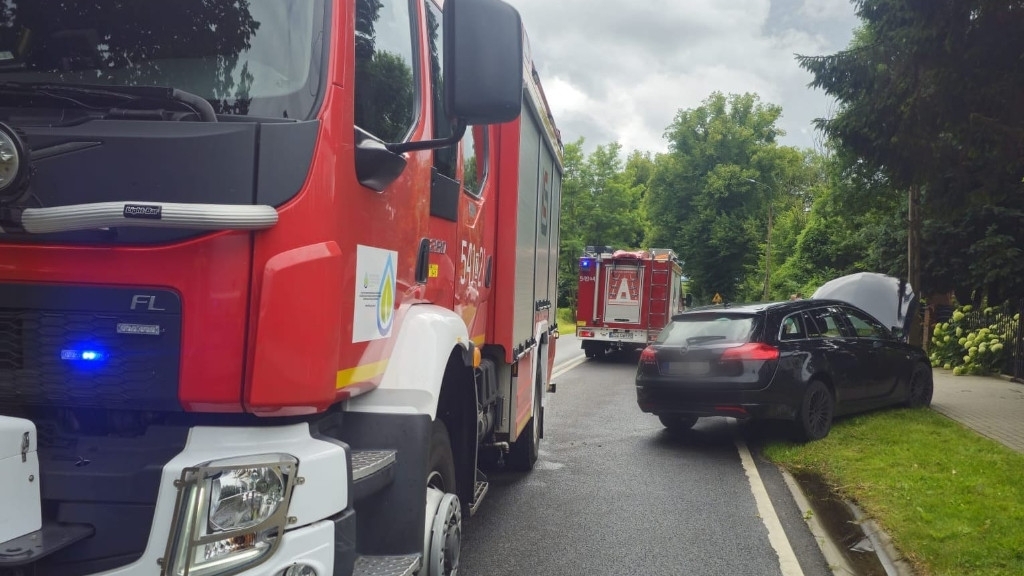 Dwie osoby trafiły do szpitala po zderzeniu na DW171 w Grzmiącej