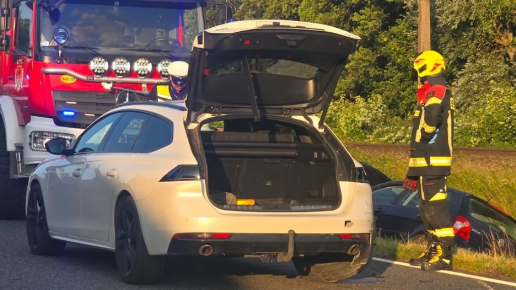 Wypadek na DW165 za Tymieniem. Trzy auta zderzyły się, są poszkodowani