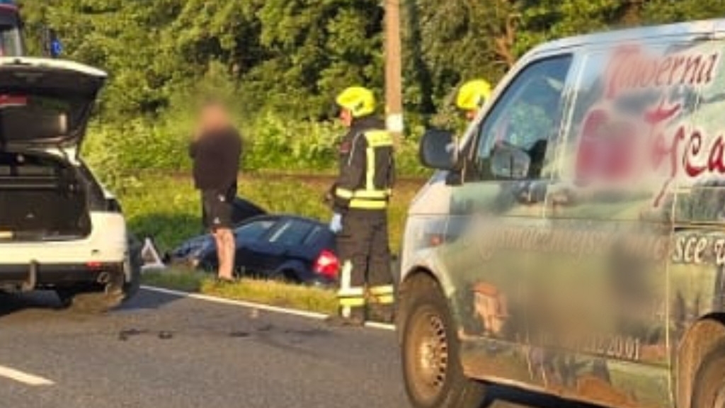 Wypadek na DW165 za Tymieniem. Trzy auta zderzyły się, są poszkodowani
