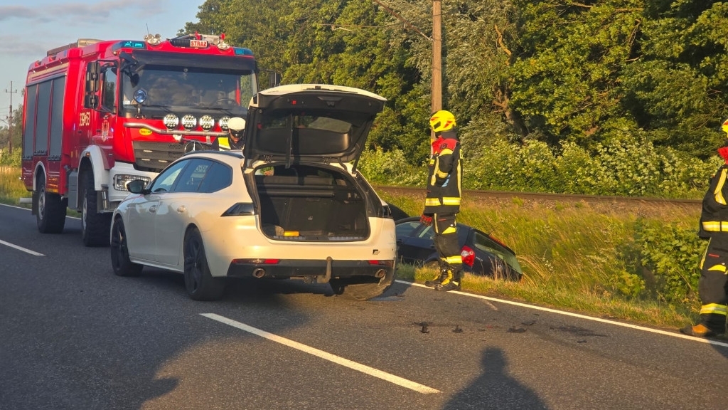 Wypadek na DW165 za Tymieniem. Trzy auta zderzyły się, są poszkodowani