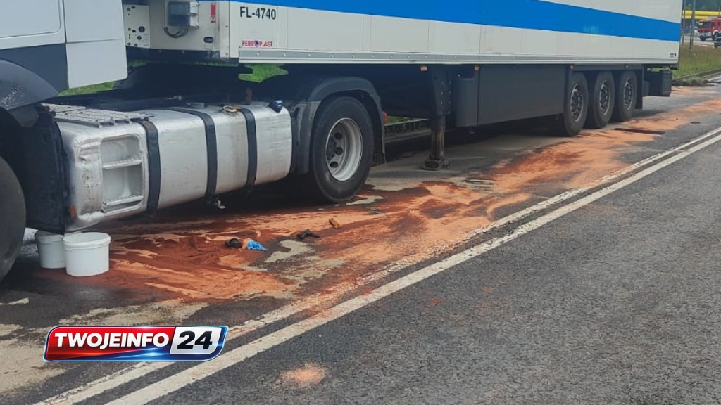 Matiz zderzył się z ciężarówką w Warszkowie. 52-latek trafił do szpitala