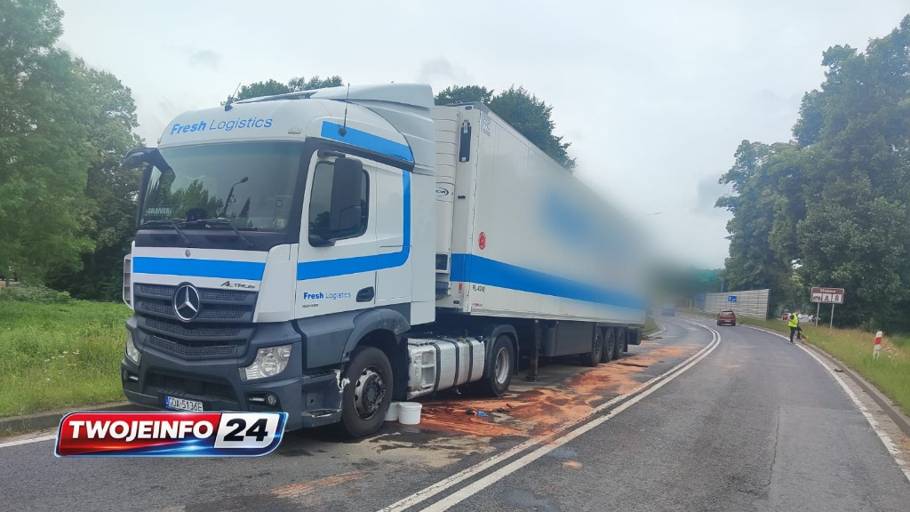 Matiz zderzył się z ciężarówką w Warszkowie. 52-latek trafił do szpitala