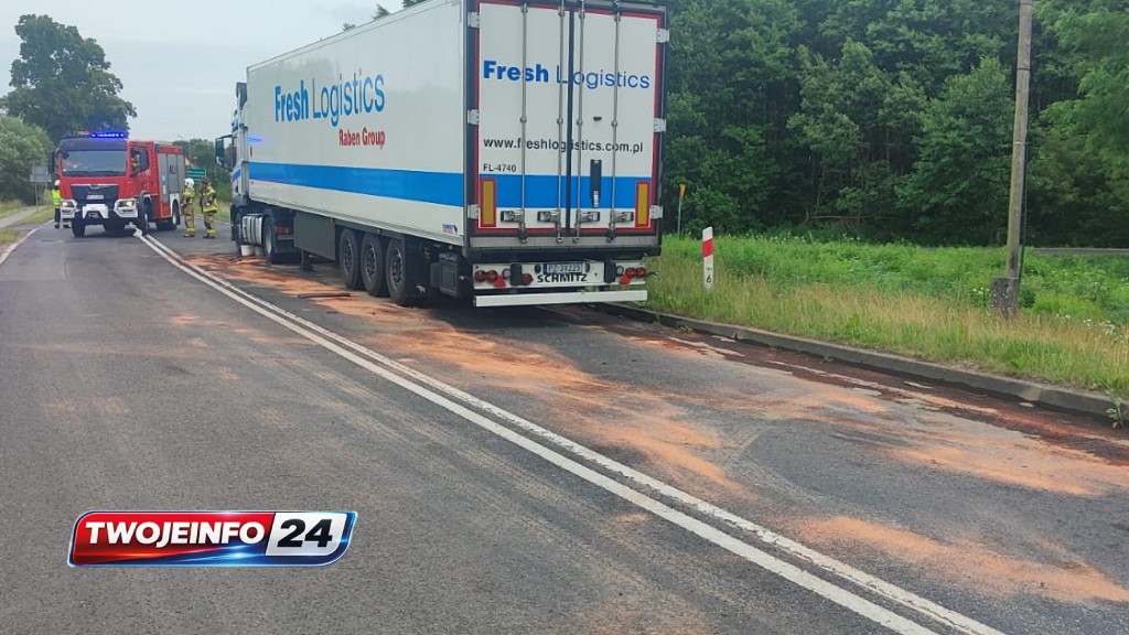 Matiz zderzył się z ciężarówką w Warszkowie. 52-latek trafił do szpitala