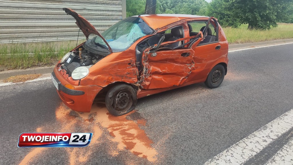Matiz zderzył się z ciężarówką w Warszkowie. 52-latek trafił do szpitala