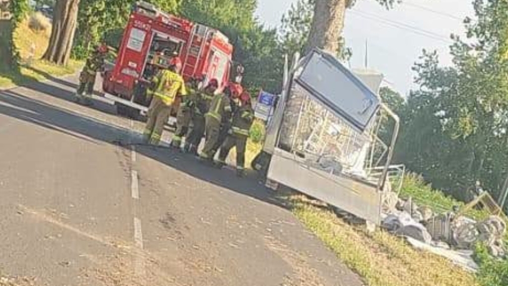 DW151. Świdwin-Łobez. Auto uderzyło w drzewo
