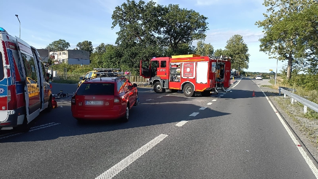 Motocyklista ranny po zderzeniu z pojazdem pomocy drogowej pod Darłowem