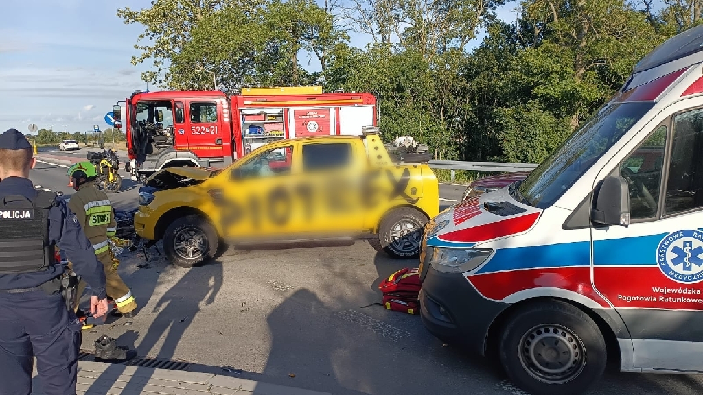 Motocyklista ranny po zderzeniu z pojazdem pomocy drogowej pod Darłowem