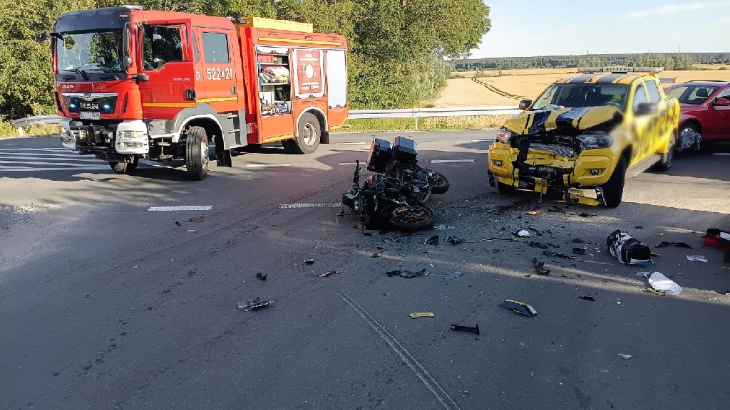 Motocyklista ranny po zderzeniu z pojazdem pomocy drogowej pod Darłowem
