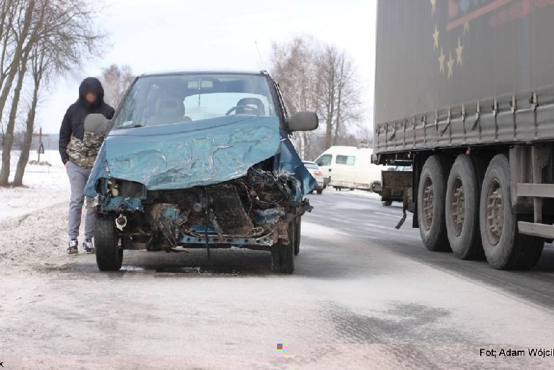 nissan-wpadl-w-poslizg-na-krajowej-szostce Nissan wpadł w poślizg na krajowej szóstce.